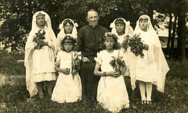 KKE 3682.jpg - Fotografia komunijna. Od lewej: drugi rząd, druga Jadwigi Rudak, Mejszagoła, lata 30-te XX wieku.